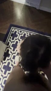 骚母狗跪地，学狗叫，吃鸡吧